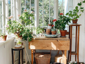 Varanda coberta decorada no estilo Boho Chic